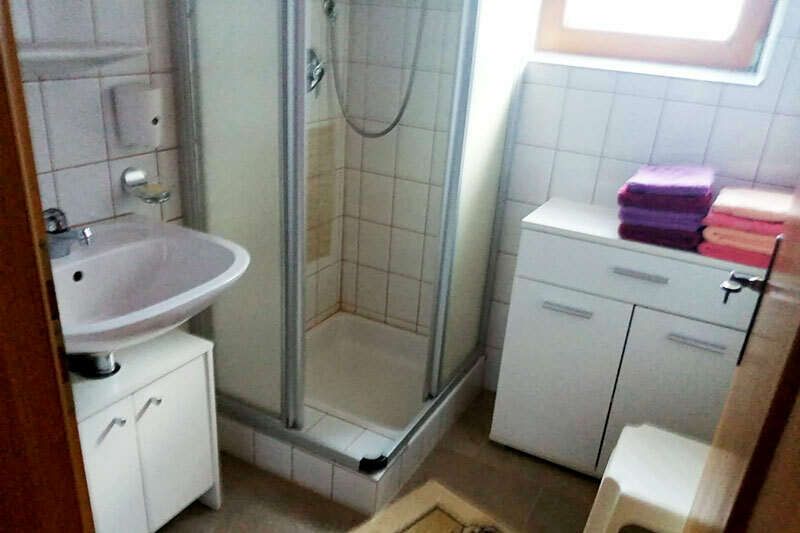 Badezimmer mit Dusche im Appartement 2