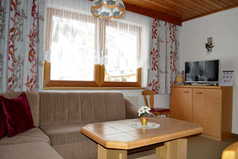 Wohnzimmer mit TV in der Ferienwohnung 1 im Landhaus Tschafein in Tirol