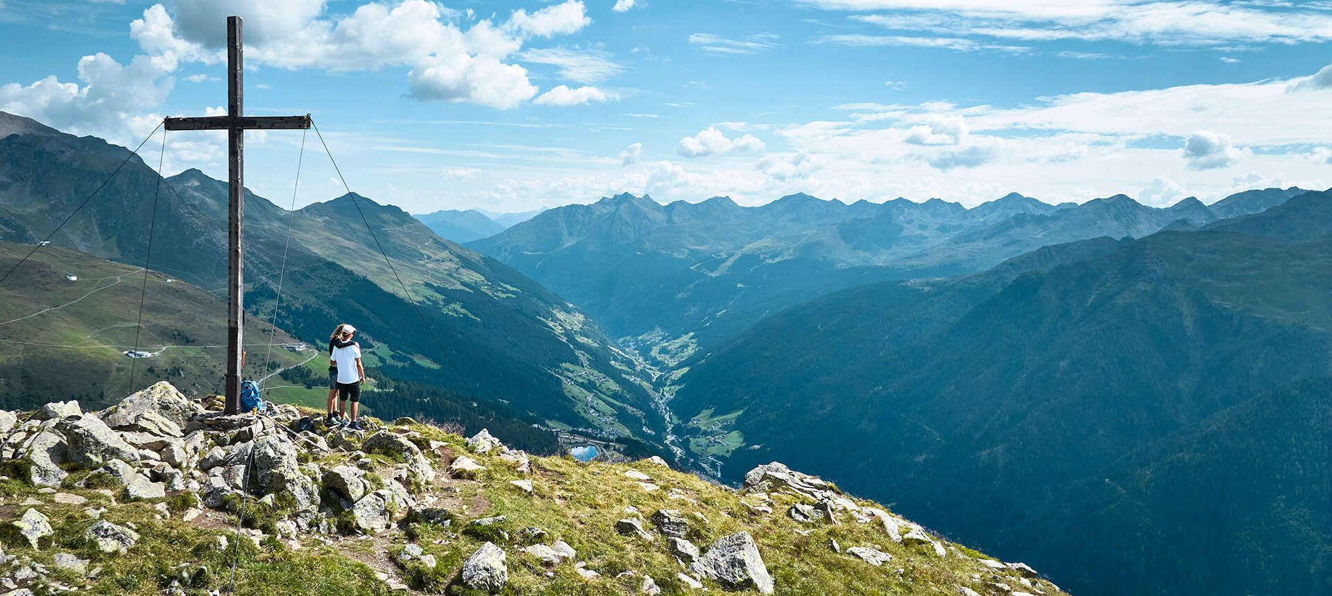 Wandern im Paznaun bis zum Gipfel mit Blick ins Tal